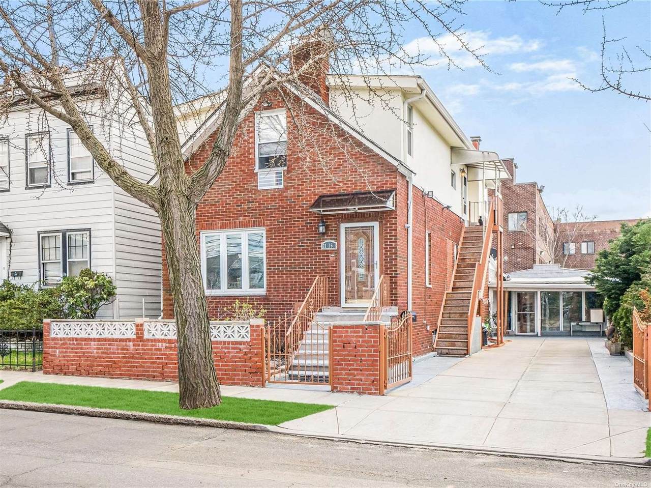 71-16 Ditmars Boulevard - Photo 1
