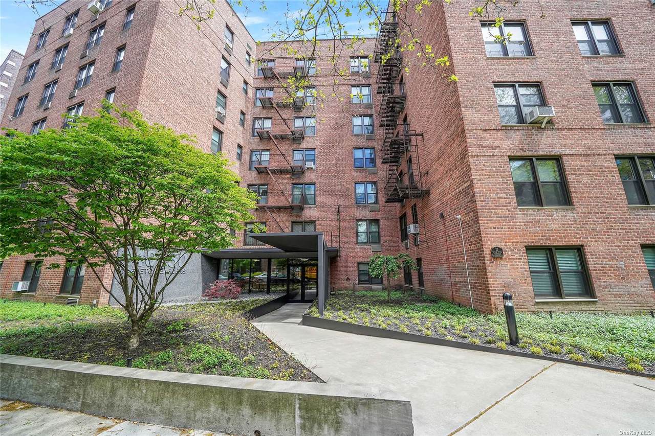 140-50 Burden Crescent - Photo 1