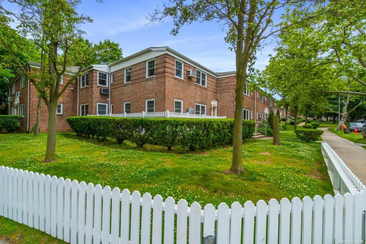 224-01 Kingsbury Avenue - Photo 1