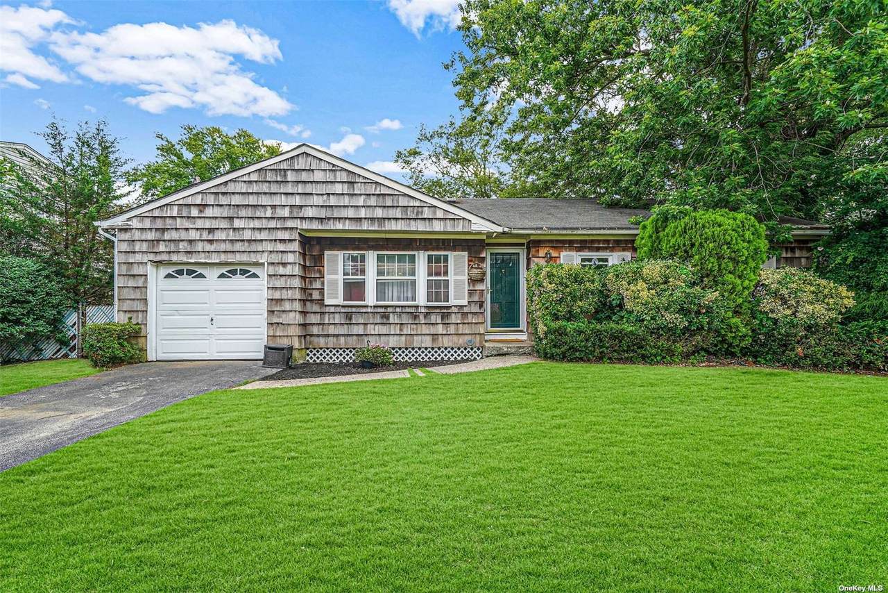 806 Sayville Avenue - Photo 1