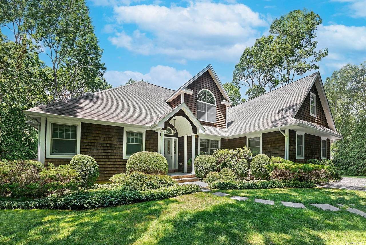 117 Montauk Boulevard - Photo 1