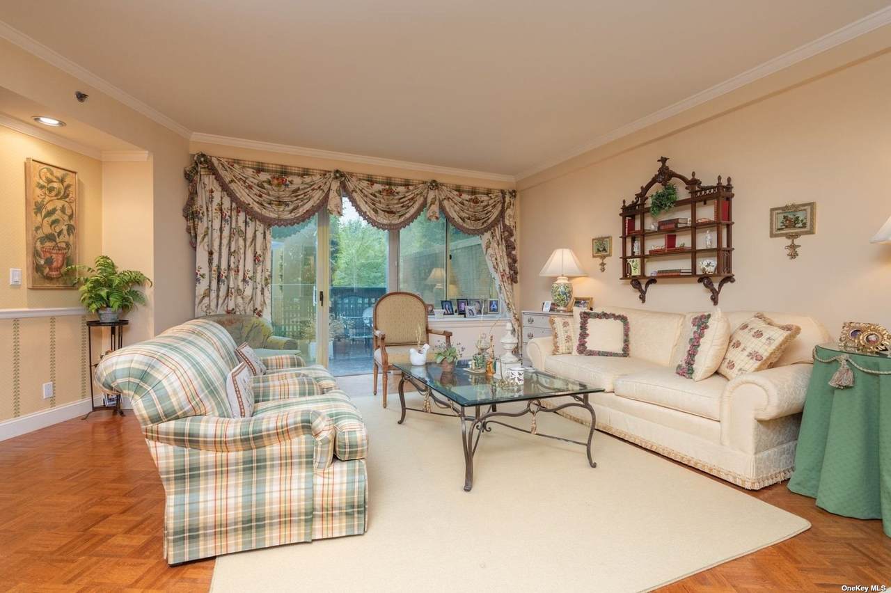 100 Hilton Avenue - Photo 1