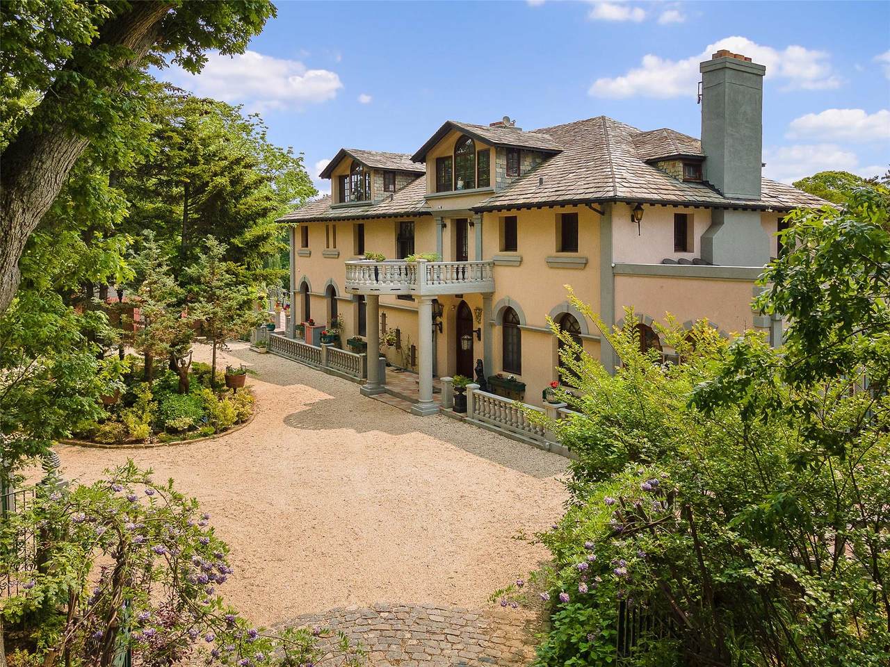 220 Woodside Drive - Photo 1