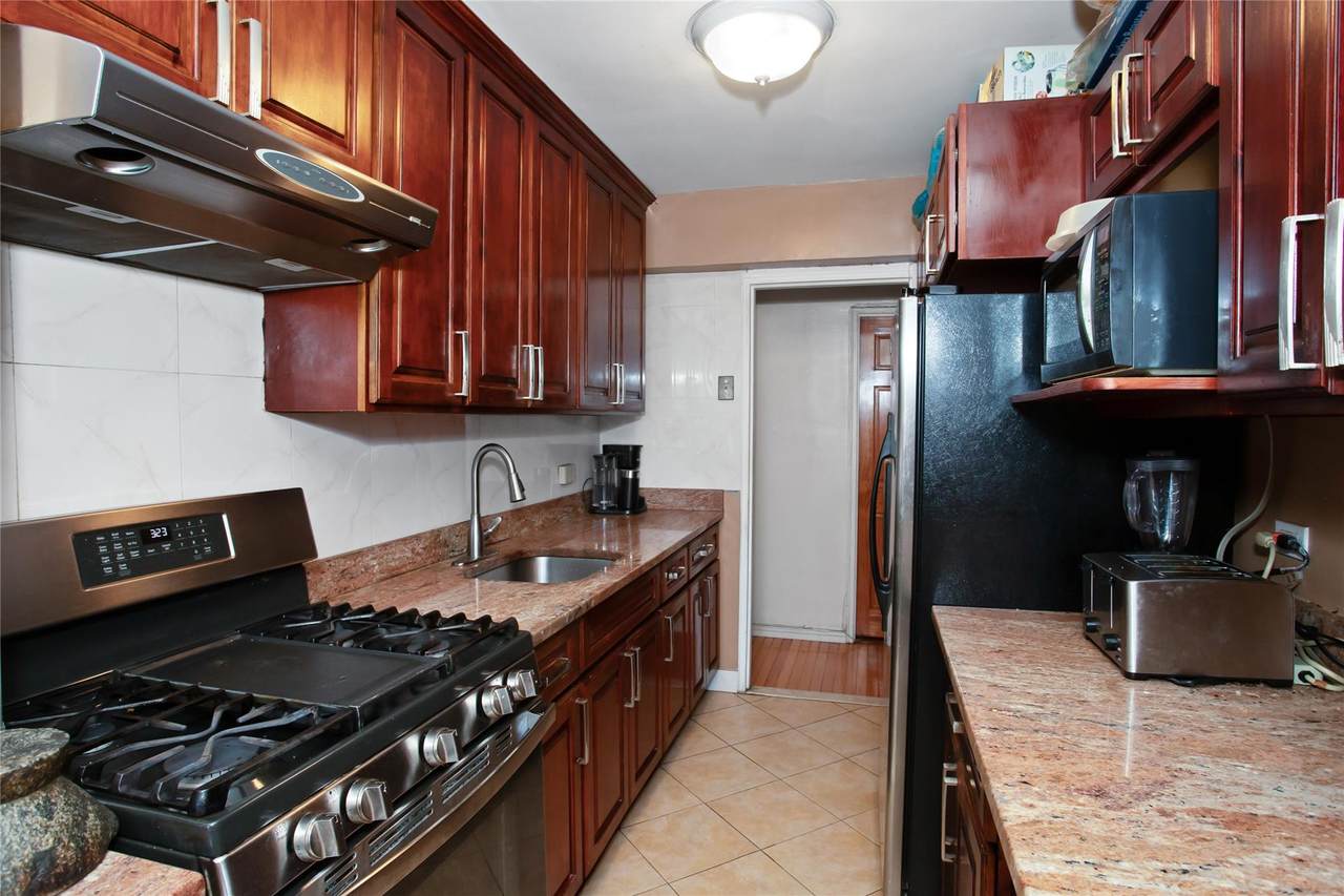 83-37 Saint James Avenue - Photo 1