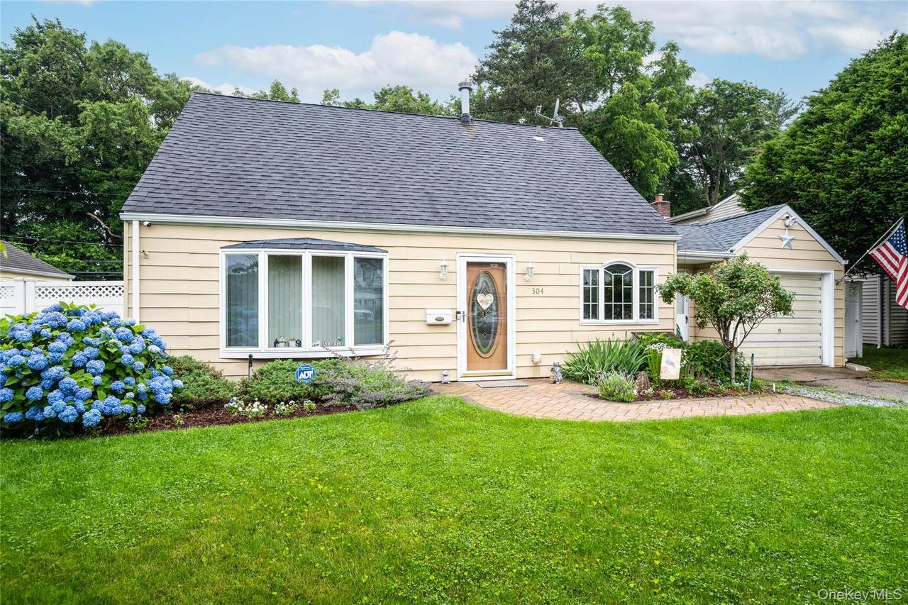 304 Jamaica Boulevard - Photo 1