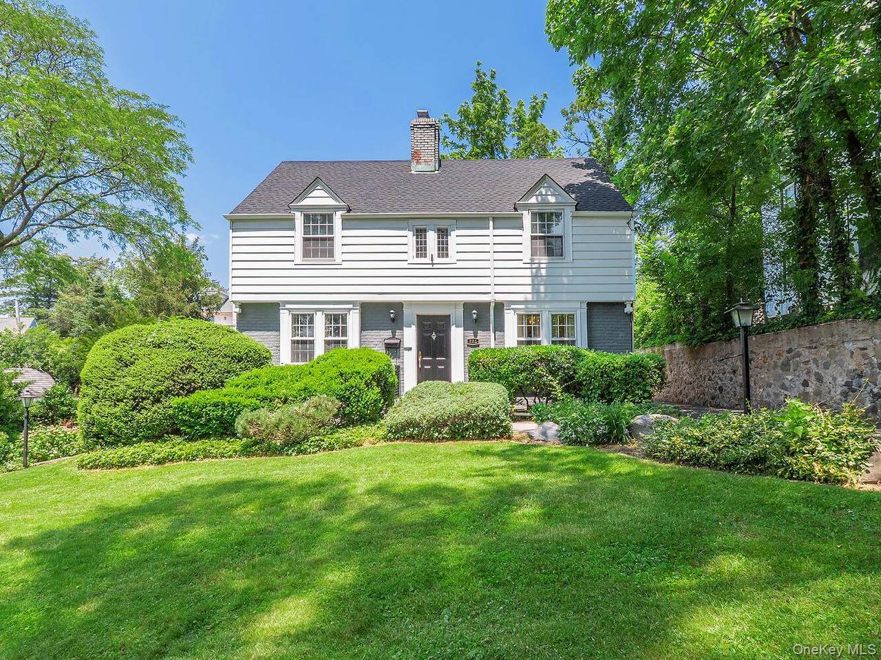 221 Manhasset Avenue - Photo 1