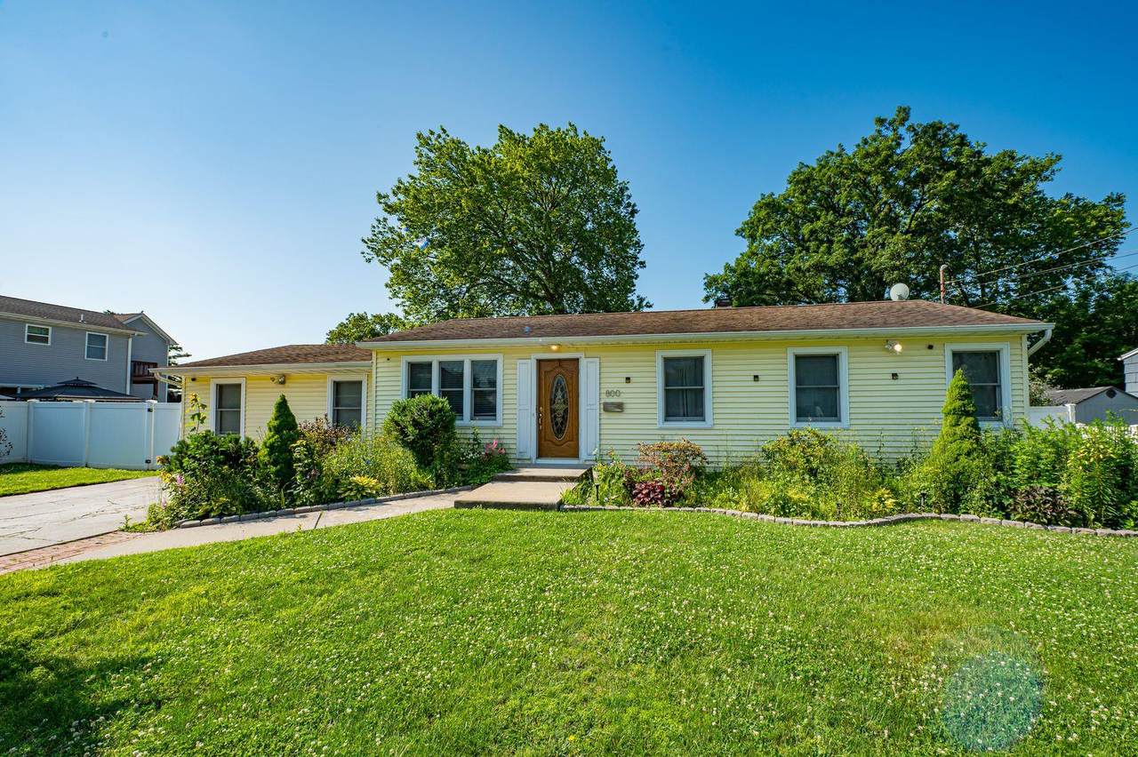 800 Peconic Avenue - Photo 1