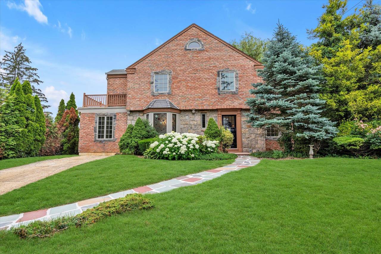 26 Vanderbilt Road - Photo 1