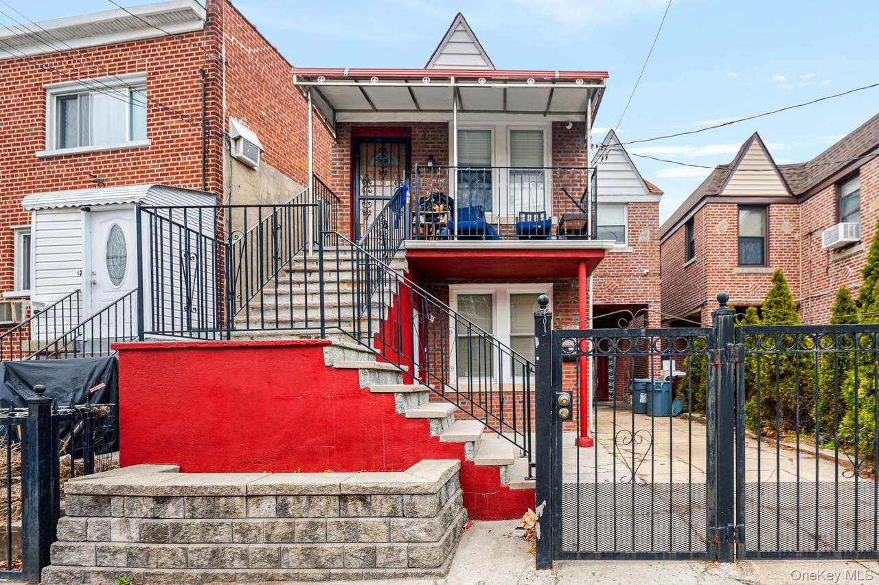 989 Sacket Avenue - Photo 1