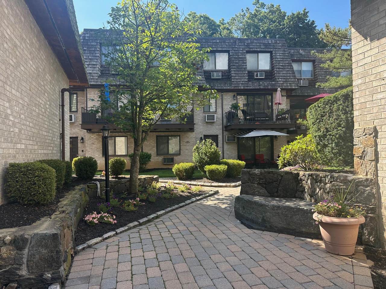 555 Central Park Avenue - Photo 1