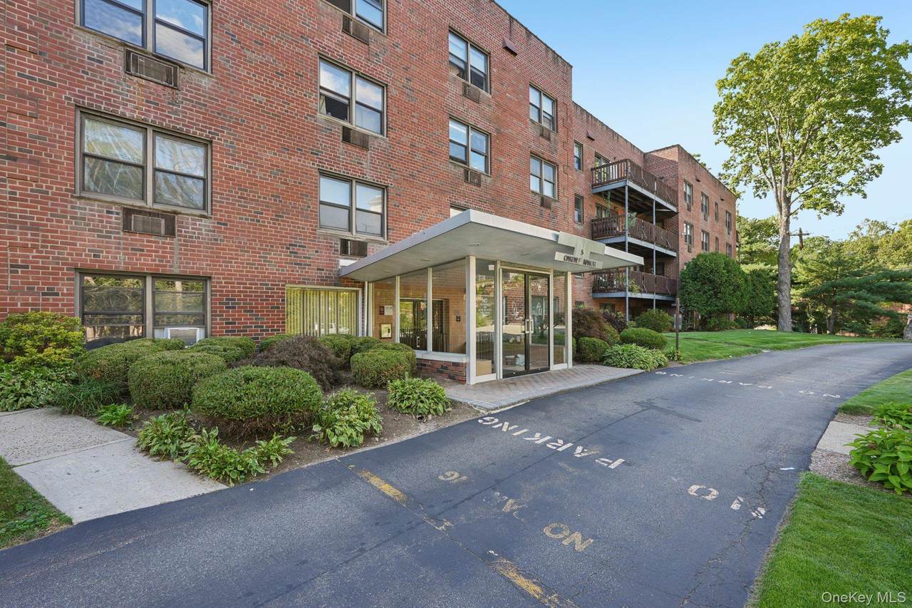 5 Oakdale Manor - Photo 1