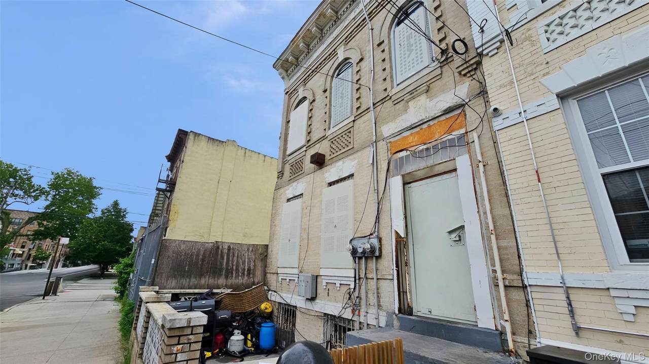 938 Dumont Avenue - Photo 1