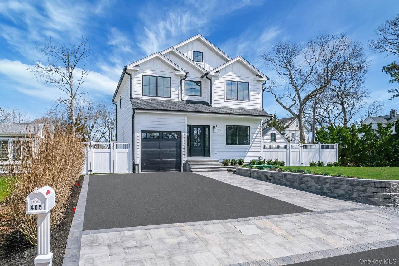 405 Oakwood Drive - Photo 1