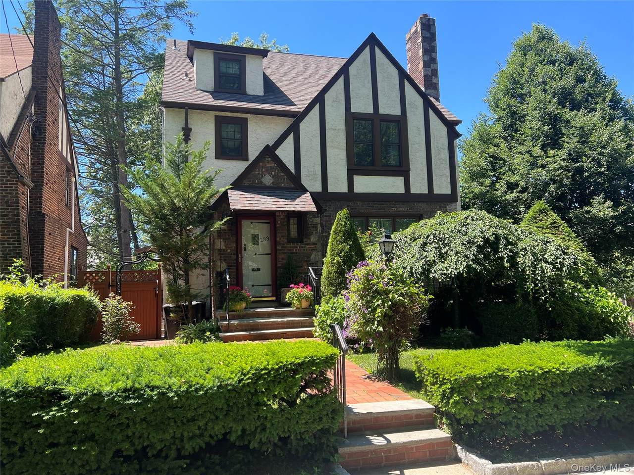 233 Kneeland Avenue - Photo 1