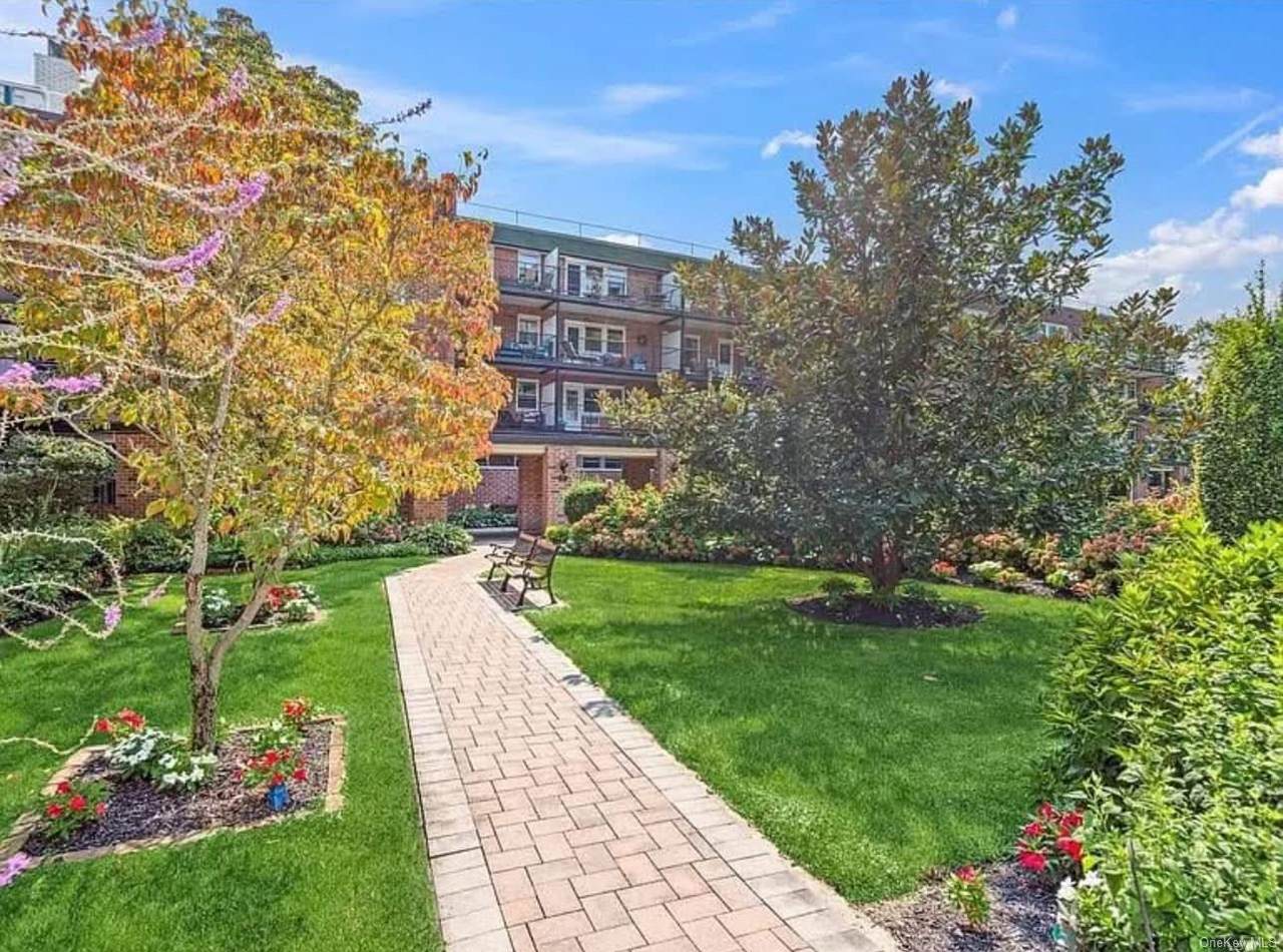 32 Pearsall Avenue - Photo 1