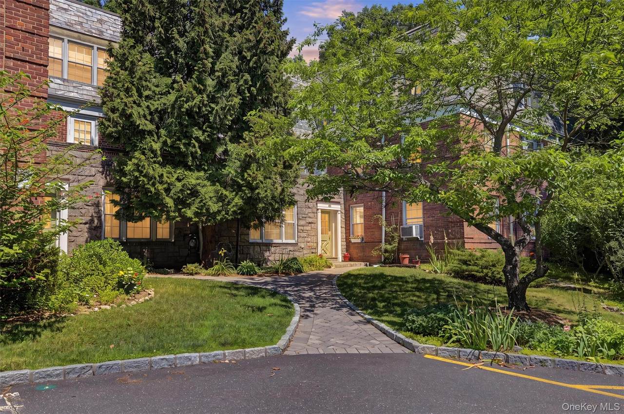104 Pinewood Rd - Photo 1