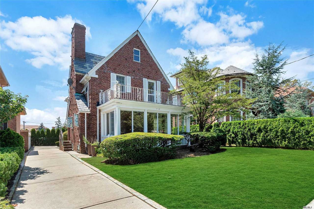 320 Parsons Boulevard - Photo 1