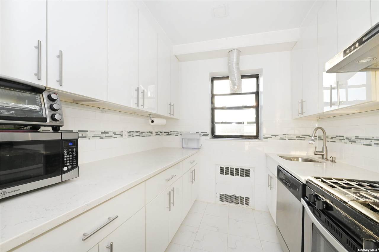 143-50 Hoover Avenue - Photo 1
