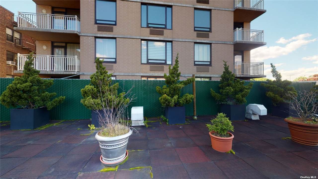 116-24 Grosvenor Ln - Photo 1