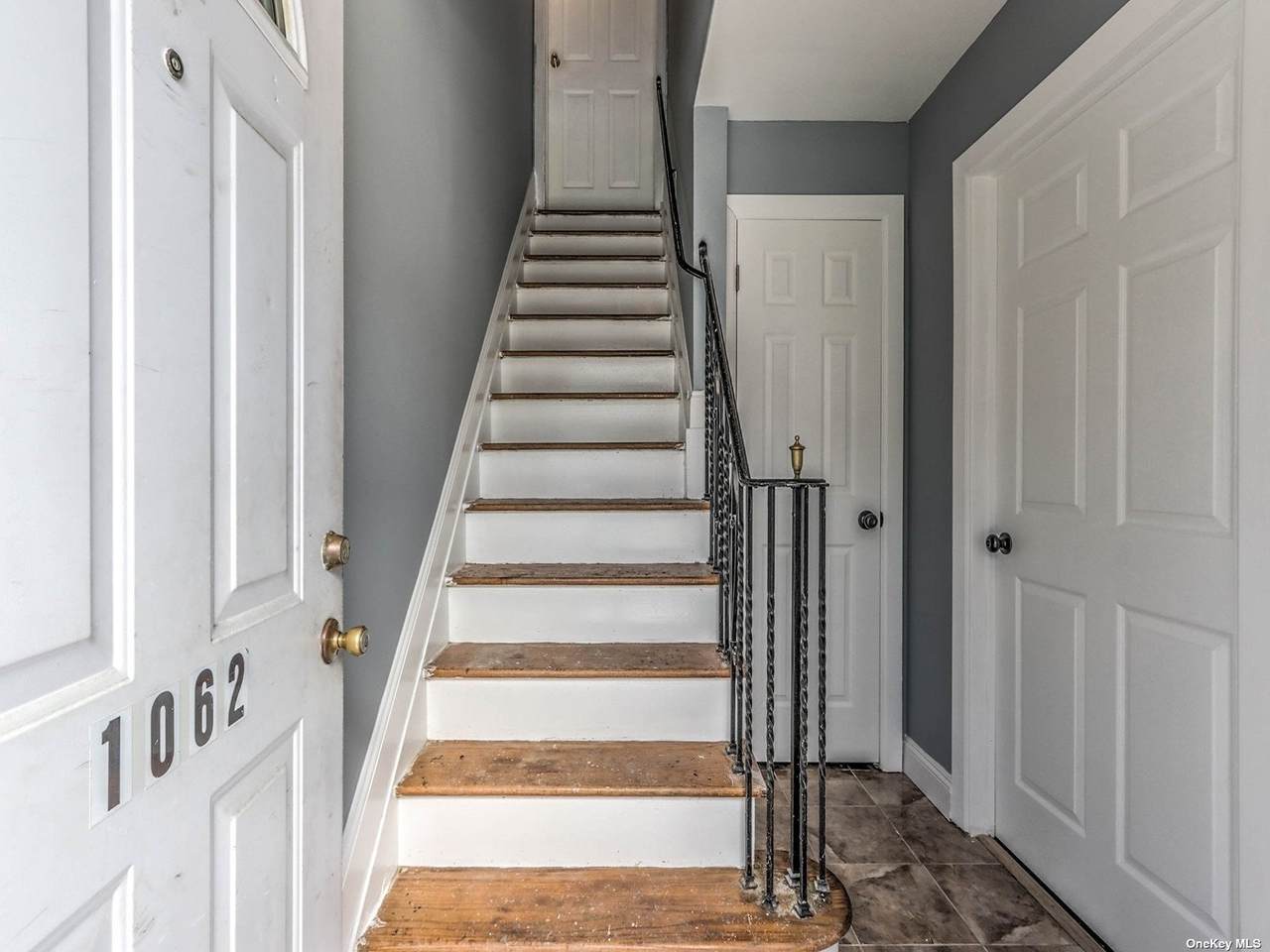 1062 Hillside Boulevard - Photo 1