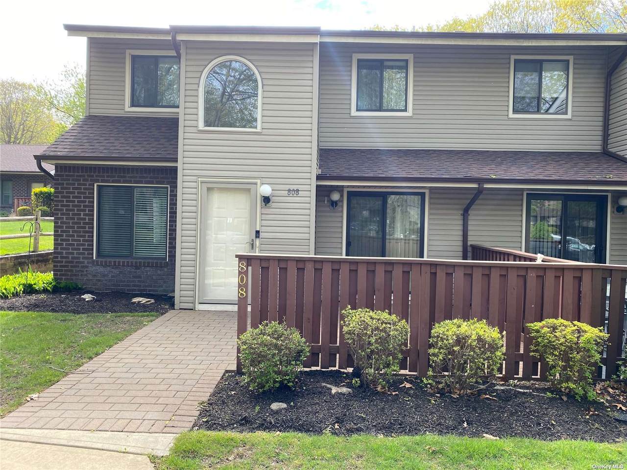 808 Woodland Court - Photo 1
