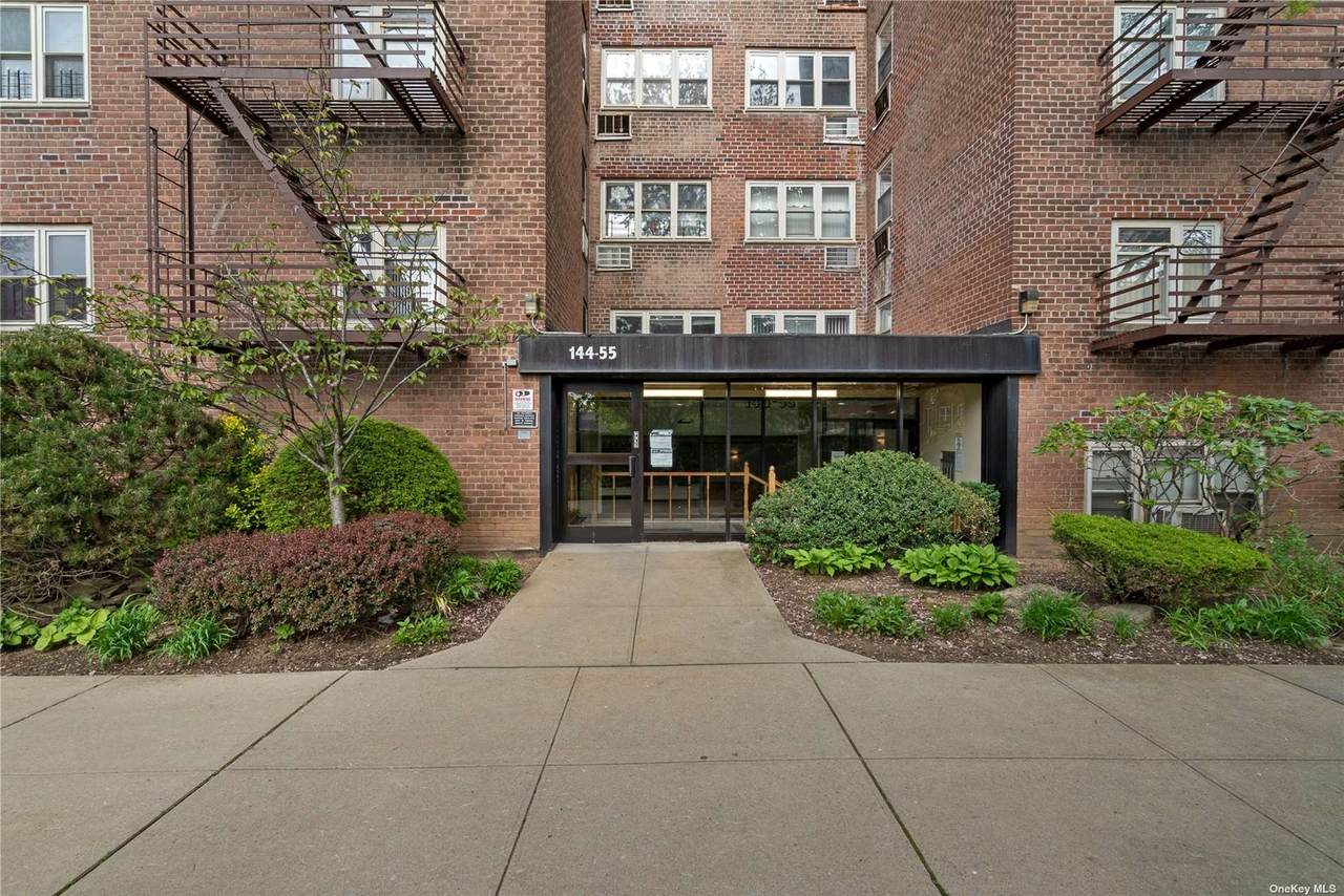 144-55 Melbourne Avenue - Photo 1