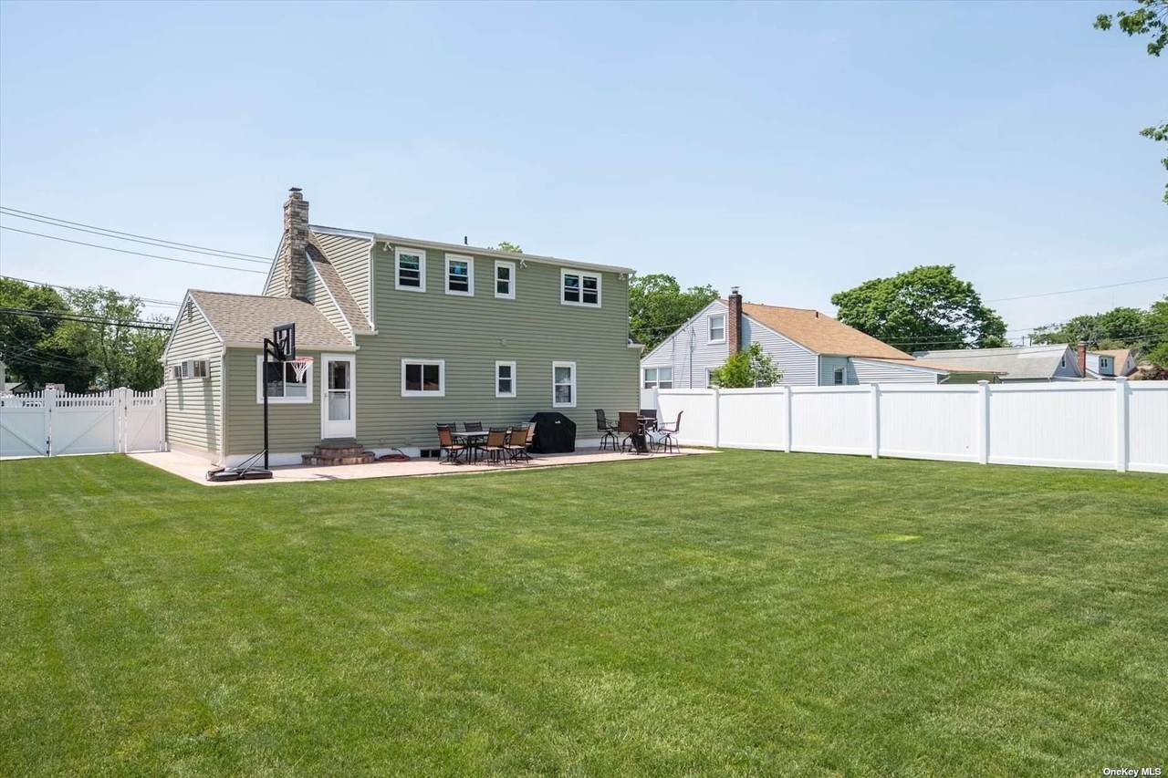 542 Wellwood Avenue - Photo 1