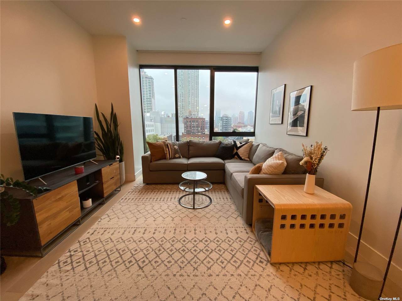 5 Court Square - Photo 1
