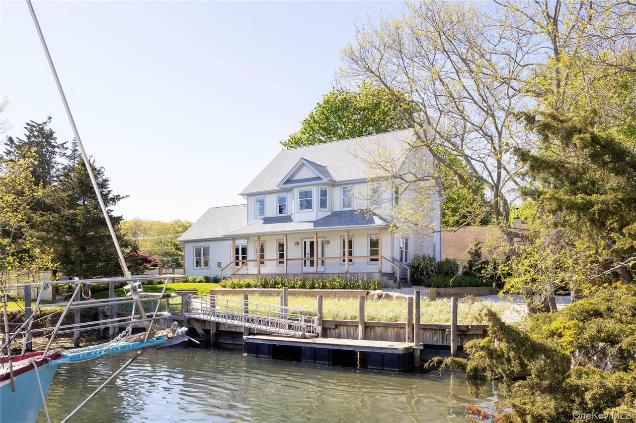 980 Manhanset Avenue - Photo 1