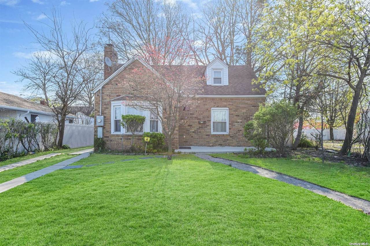 186 Westbury Boulevard - Photo 1