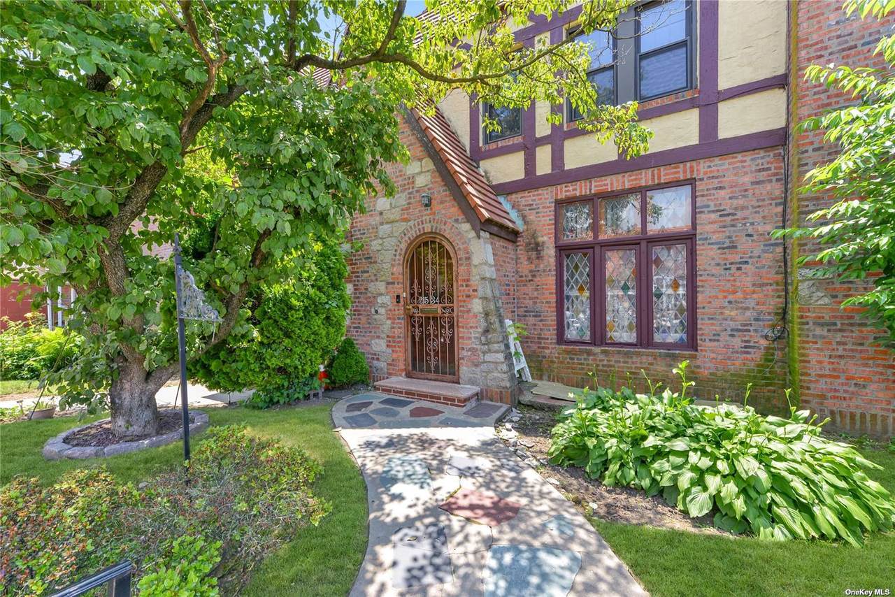 215-34 Murdock Ave - Photo 1