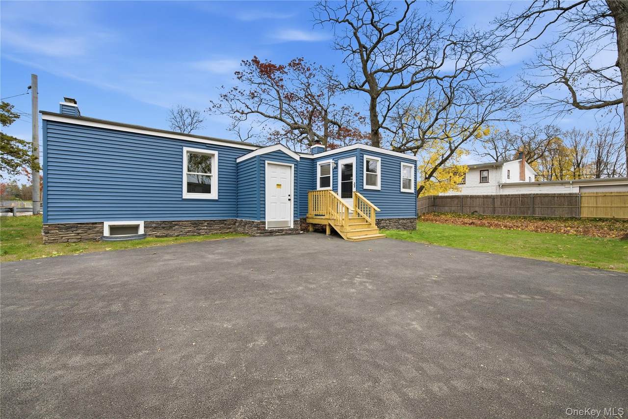 700 Hallock Avenue - Photo 1