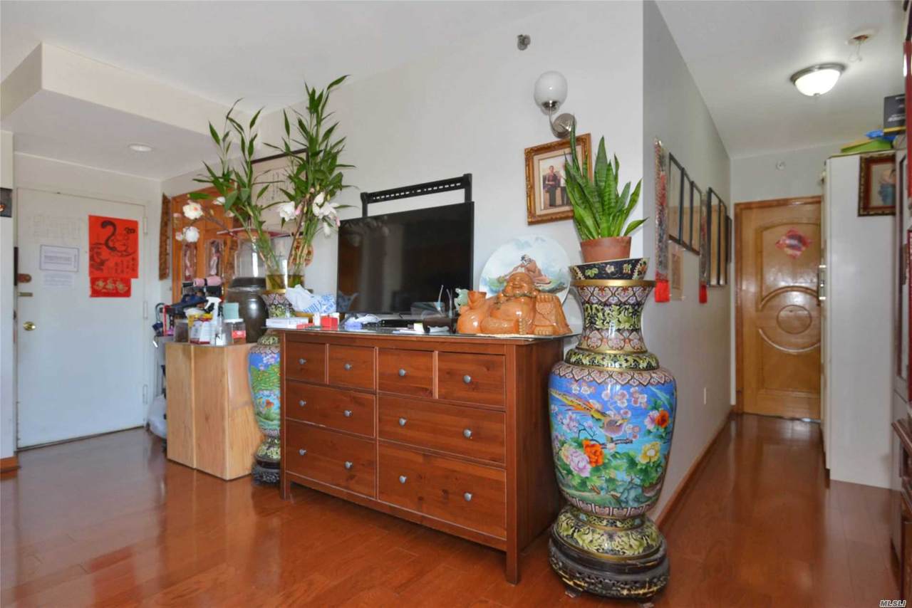 144-77 Barclay Avenue - Photo 1