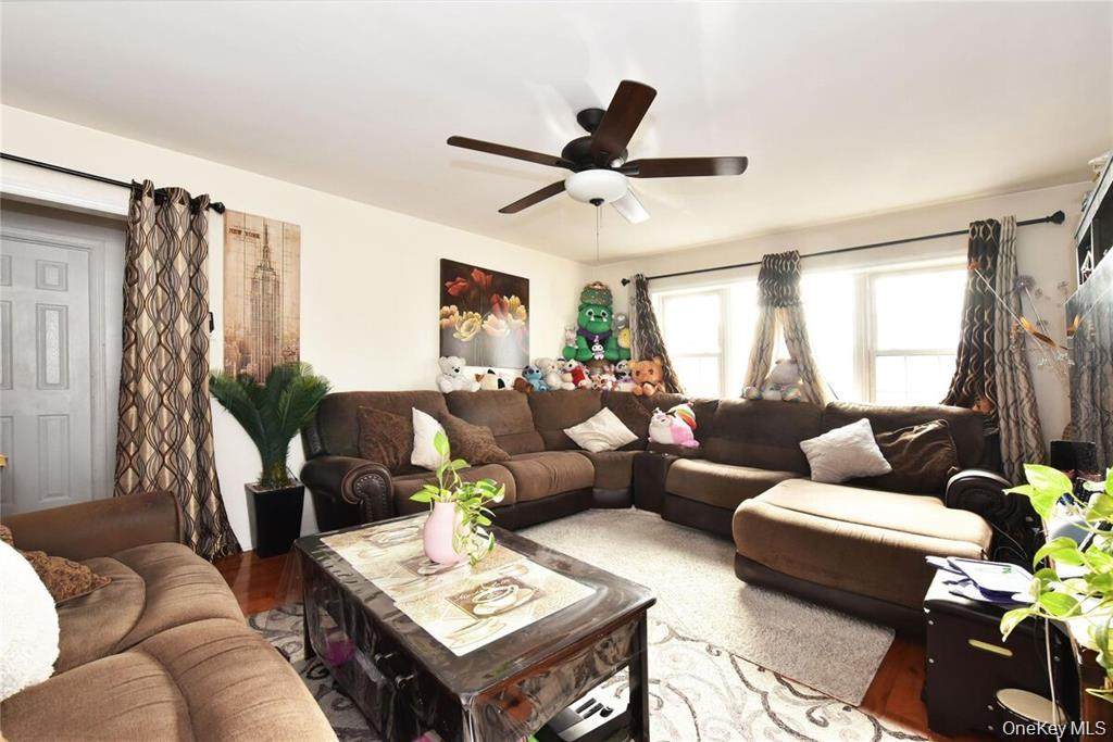 542 East Meadow - Photo 1