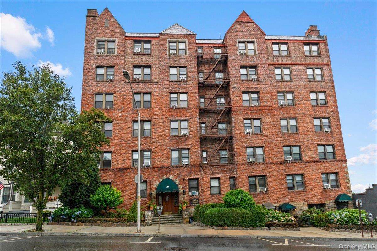 19 Broadway - Photo 1