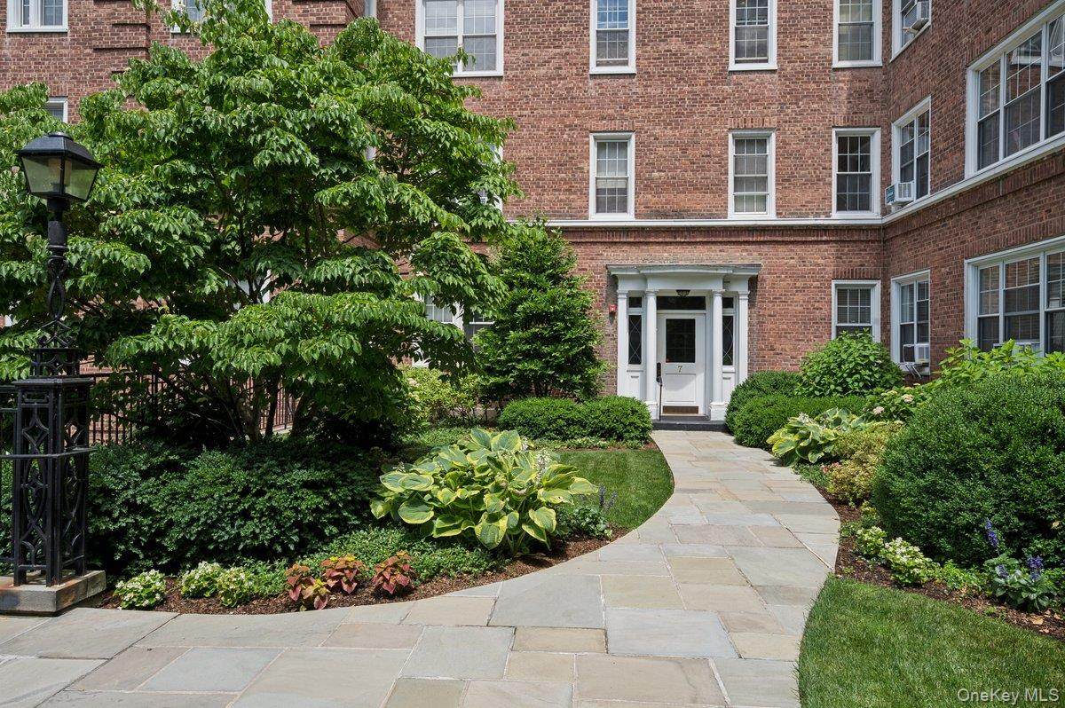 7 Midland Gardens - Photo 1