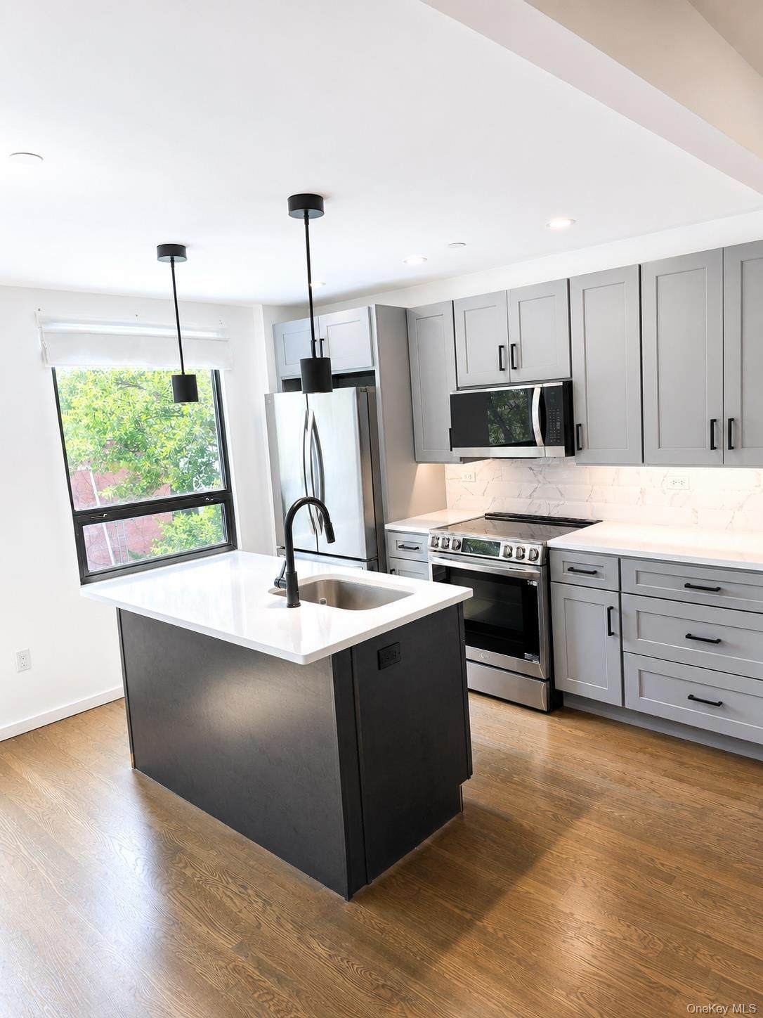 20-01 Steinway Street - Photo 1