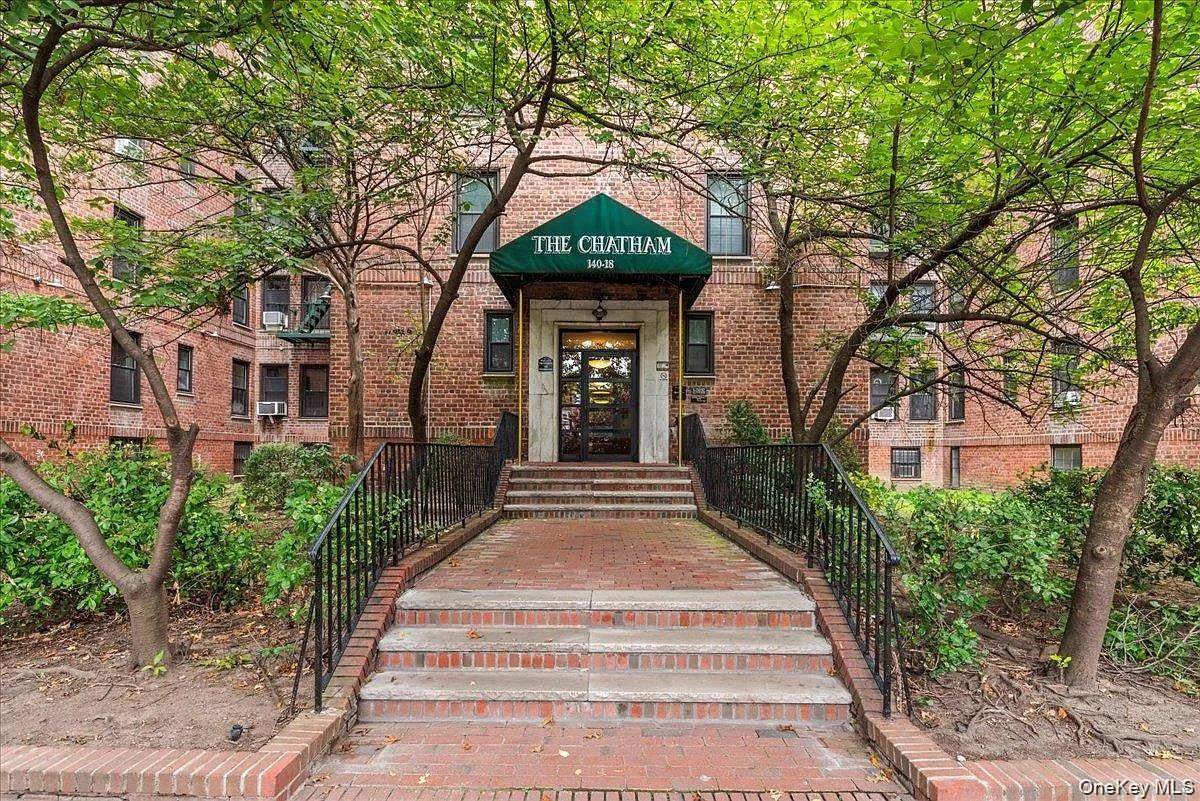140-18 Burden Crescent - Photo 1
