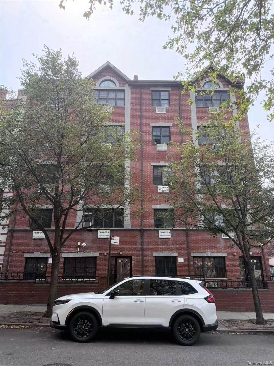 139-70 Pershing Crescent - Photo 1