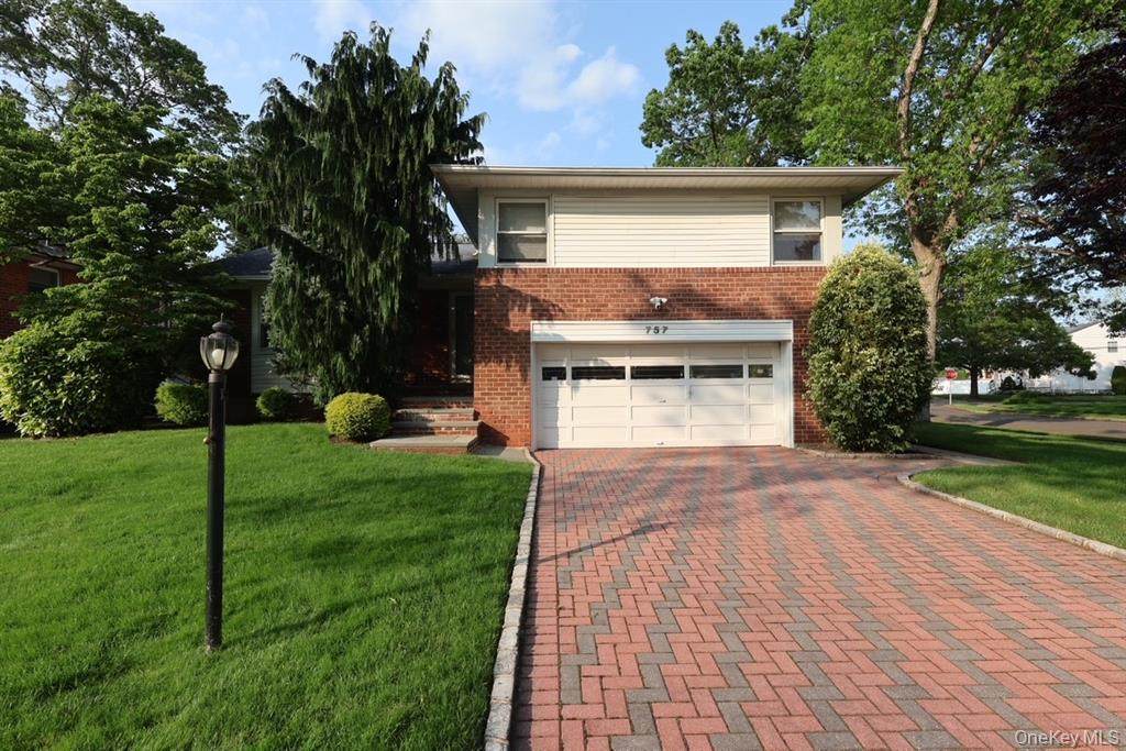 757 Leslie Lane - Photo 1