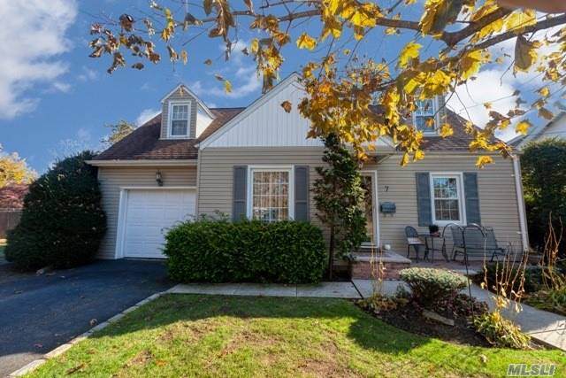 7 Oakdale Boulevard - Photo 1