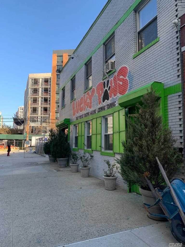 43-05 Crescent Street - Photo 1