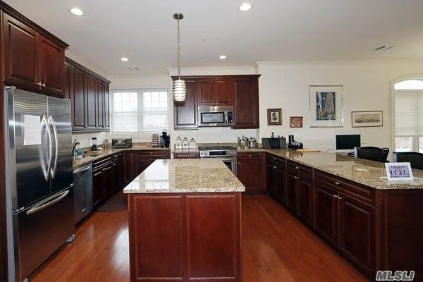 320 Roosevelt Way - Photo 1