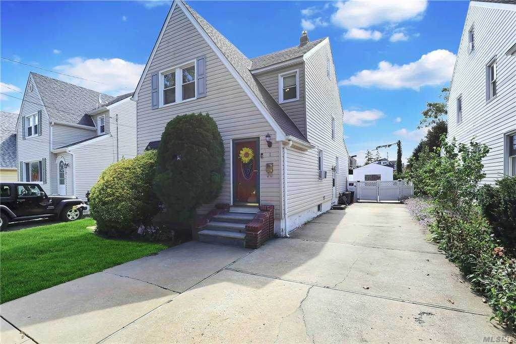 189 Willets Ave - Photo 1