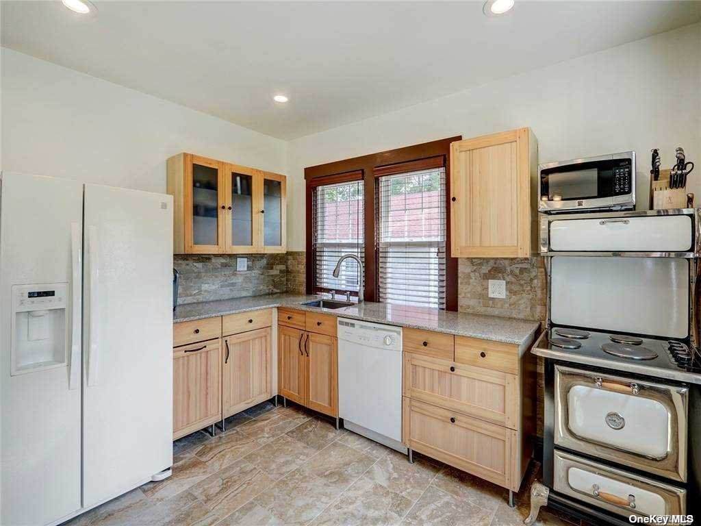 71 Mott Avenue - Photo 1