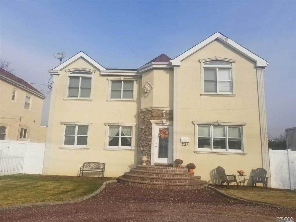 221 Frankel Boulevard - Photo 1