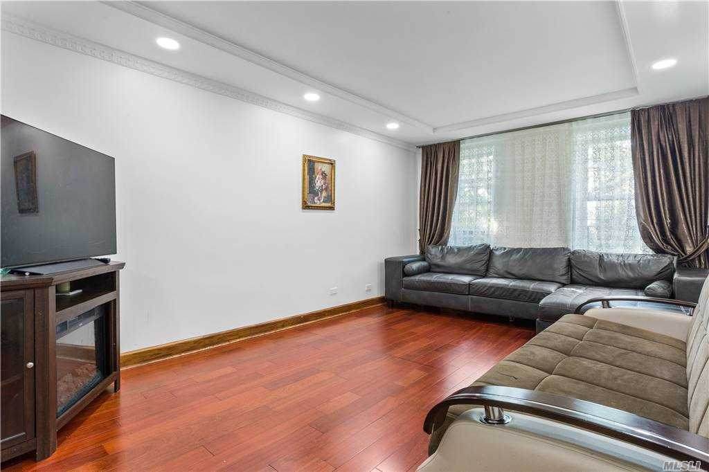 140-18 Burden Crescent - Photo 1