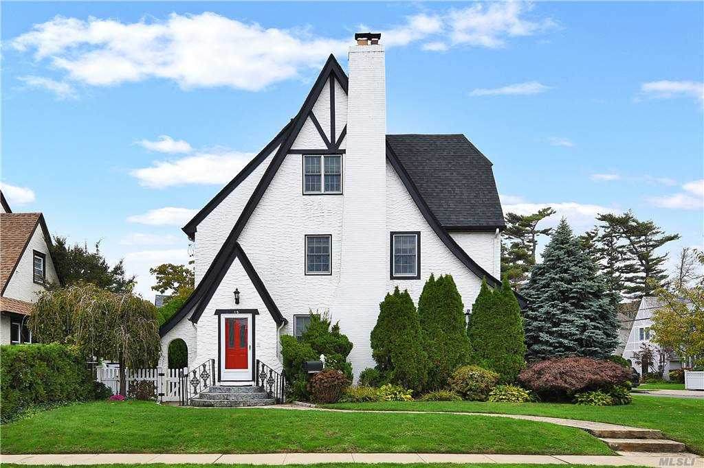 15 Demott Avenue - Photo 1