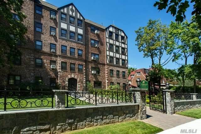 37 Woodmere Boulevard - Photo 1