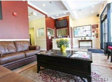 32 Nassau Boulevard - Photo 1
